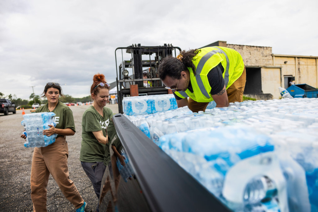 Distribution of Materials in Valdosta, Including water distribution in Brittany Woods, section 8 housing, of nearly a full pallet of water bottle 24 packs. Distribution of Materials in Valdosta, Including water distribution in Brittany Woods, section 8 housing, of nearly a full pallet of water bottle 24 packs On Sept. 2, 2023 CORE launched a response to Hurrican Idalia in Valdosta Georgia.CORE immediately jumped into managing a POD for the county EOC. By late afternoon the POD had served roughly 588 households, distributing, 756 cases of water 96 clean-up kits At least 1500 liquid IV packets 480 MREs 4 tarps 78 freezy pops